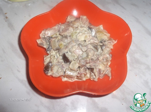 Salad with chicken and mushrooms