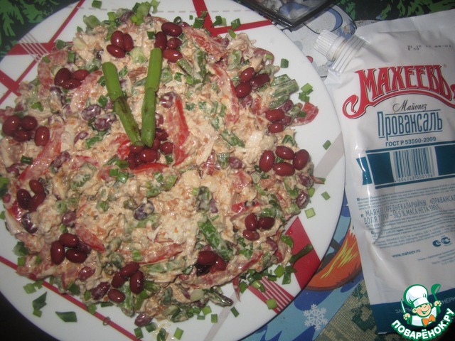 Vegetable salad with chicken and beans