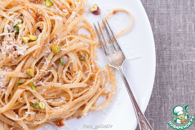 Pasta with eggplant and pistachio pesto