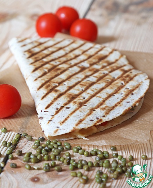 Quesadillas with shrimp and beans