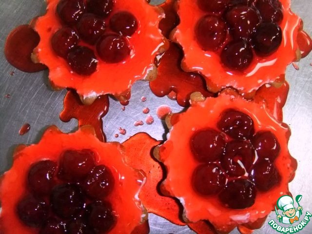 Tarts with cottage cheese filling and cherries