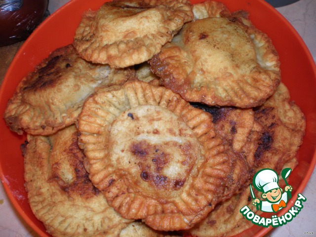 Пирожки-чебуреки с мясом и сыром