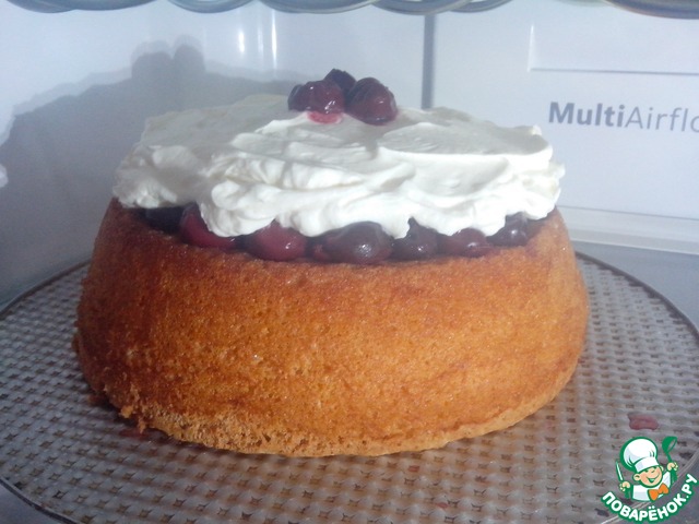 Cake with cherries and mascarpone cream