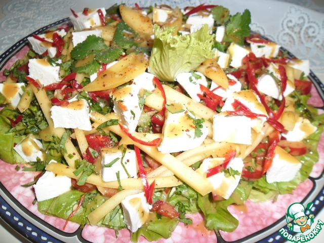 Spicy salad with mango