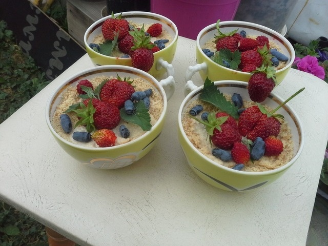 Десерт клубничный в чашке