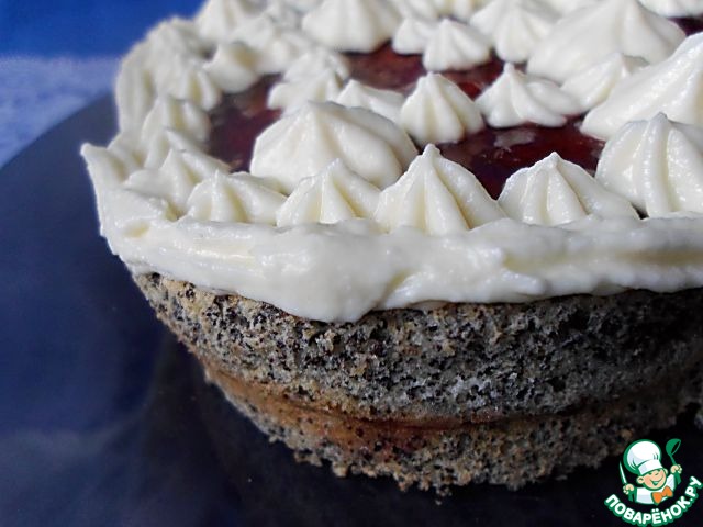Poppy seed cake with strawberry jam