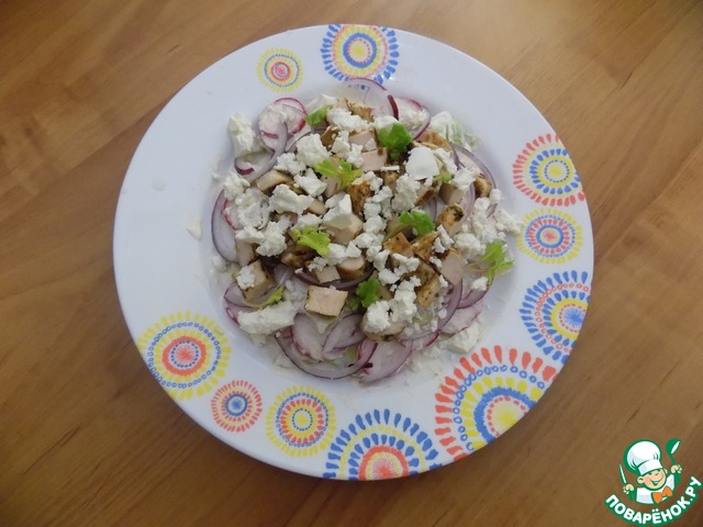 Salad with chicken, avocado and radishes
