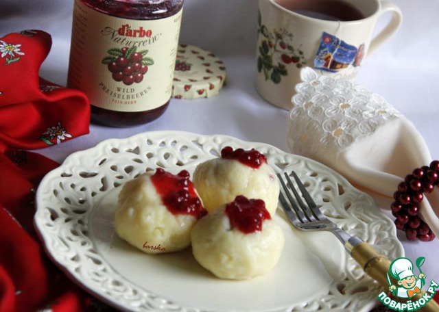 Knodel potato with cranberry sauce