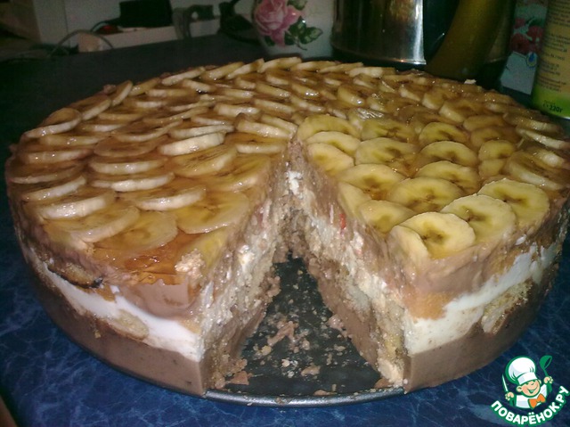 Cheese cake with chocolate pudding and banana