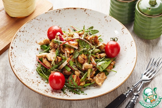 Salad with chicken breast in balsamic cream