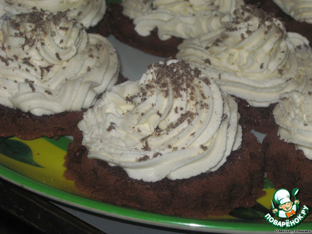 Бисквитное пирожное с клубникой