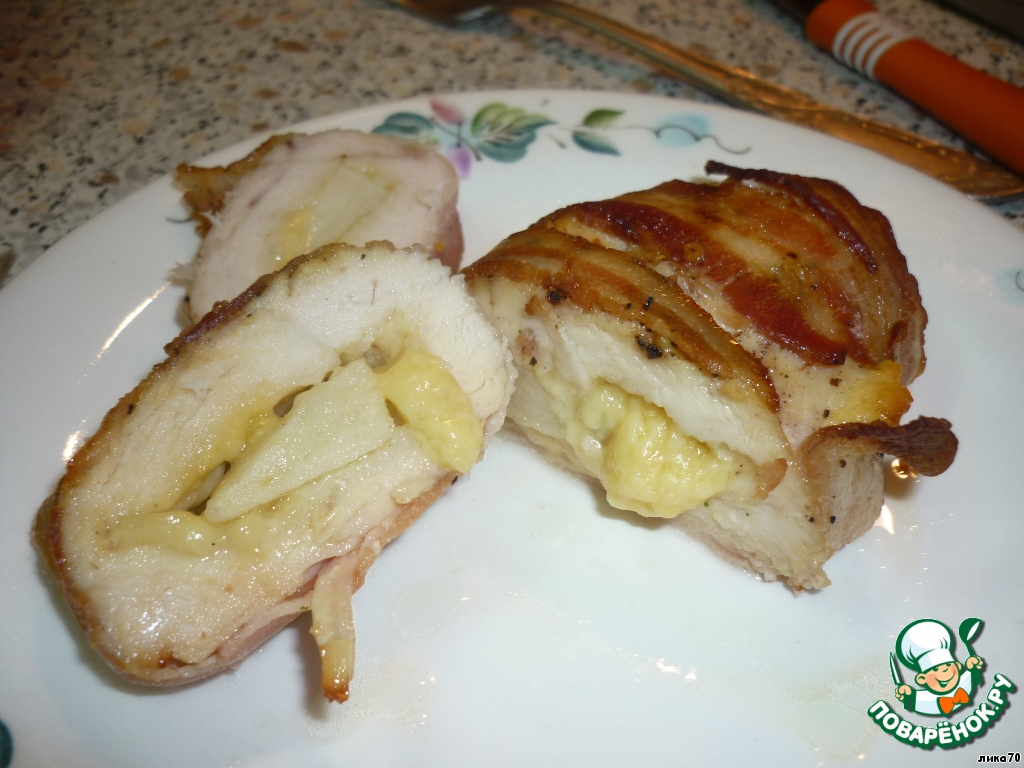 Chicken breast with stuffing wrapped in bacon