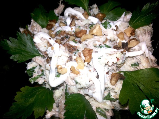 Salad with chicken, apples and dried figs