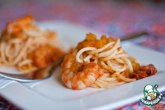 Spaghetti with pumpkin, shrimp and sun-dried tomatoes