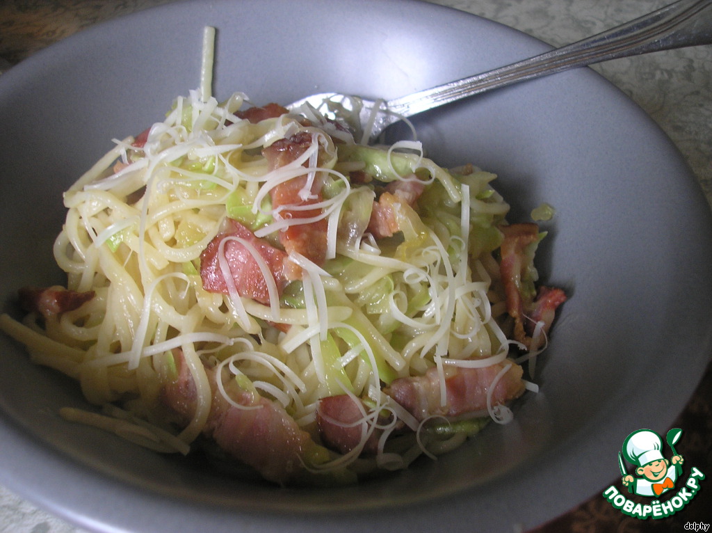 Spaghetti with zucchini (squash), bacon and lemon