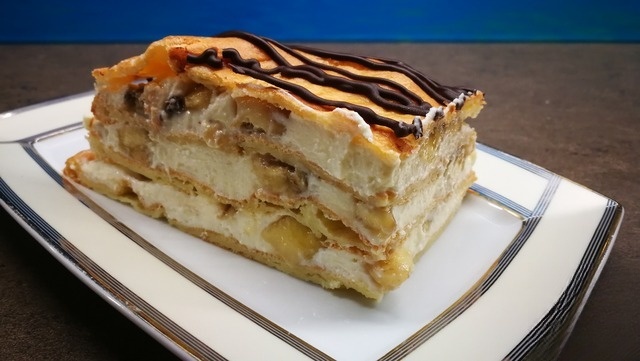 Торт с творожным кремом и бананами