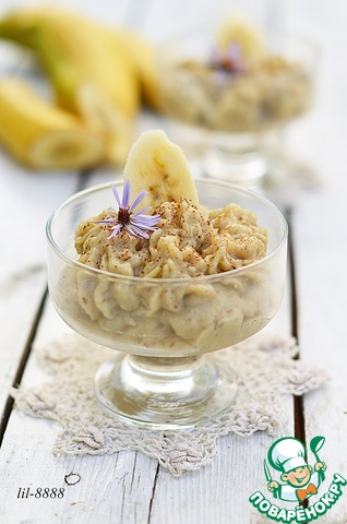 A dessert of baked bananas with cinnamon