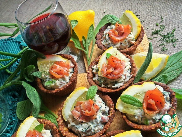 Bread baskets with cheese and fish fillings