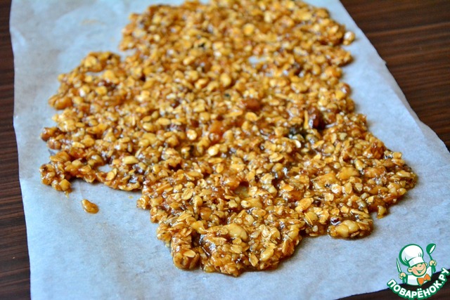 Banana ice cream with oatmeal brittle