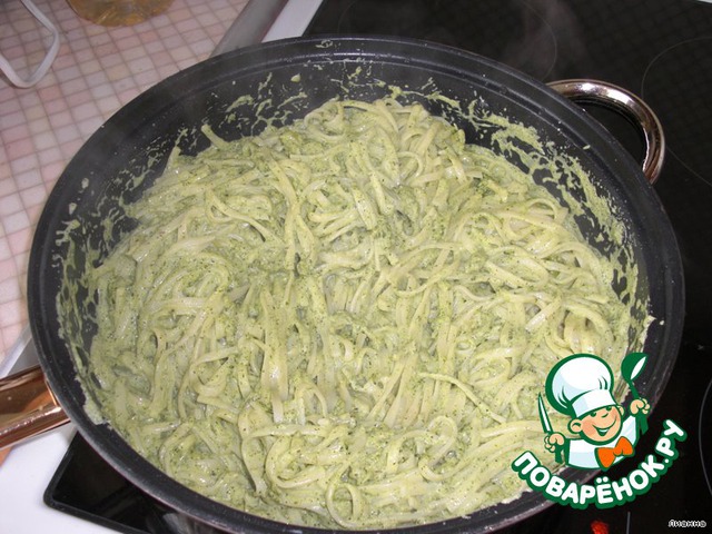 Pasta in green sauce