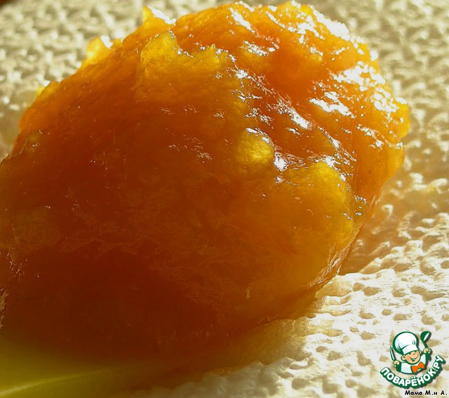 Yeast pumpkin pie with raisins