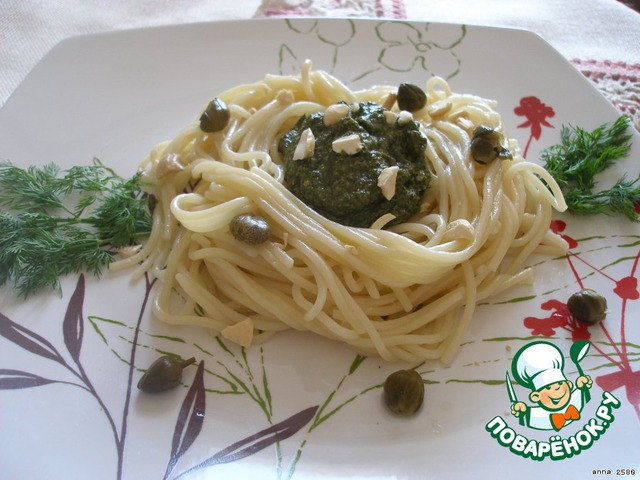 Spaghetti with green sauce and cashews