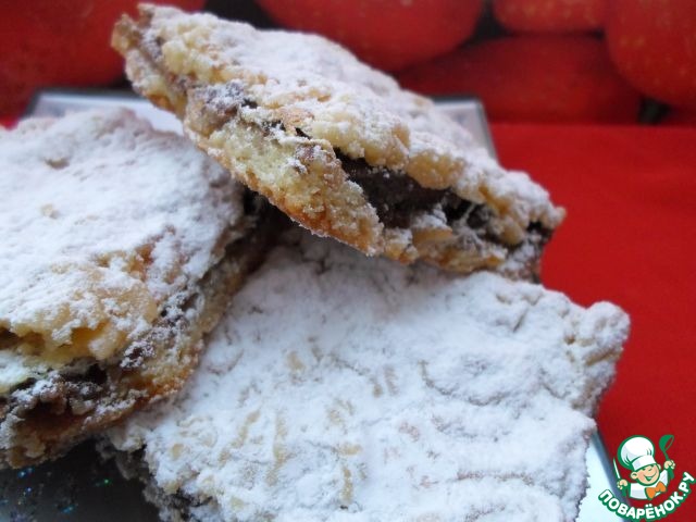 Песочные пирожные с меренгой и орехами