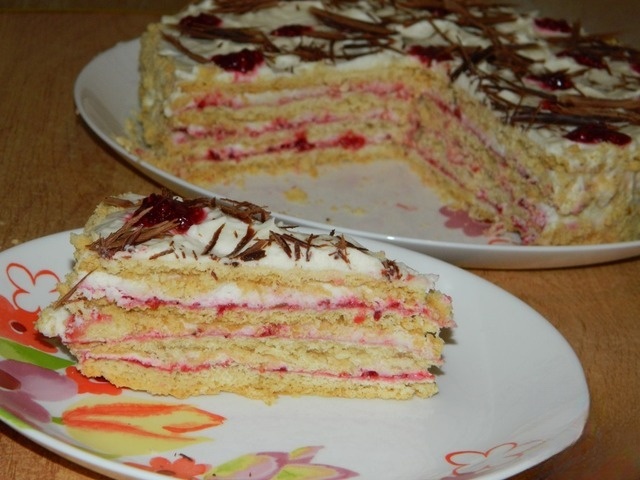 Cake cream and berries