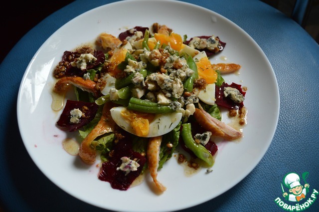Salad with blue cheese and beets
