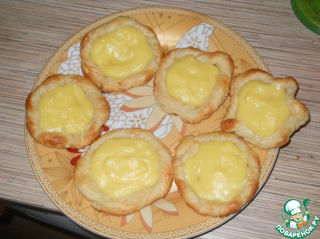 Pretzels puff pastry with custard and cream crumb