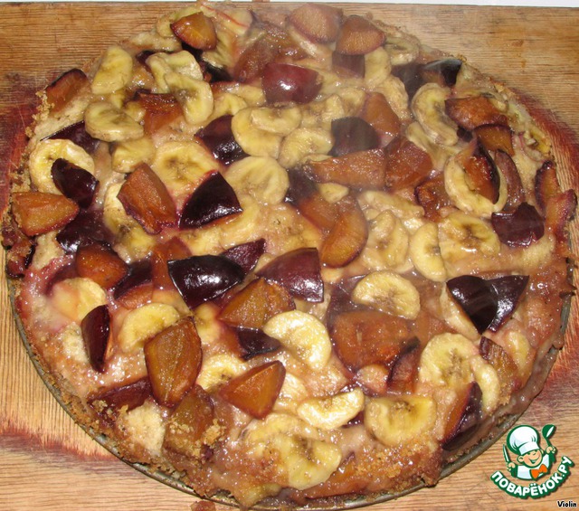 Pie with plums and bananas
