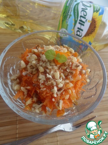 Salad with carrots, dried apricots and nuts