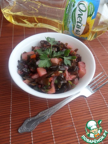 Vegetable salad with seaweed