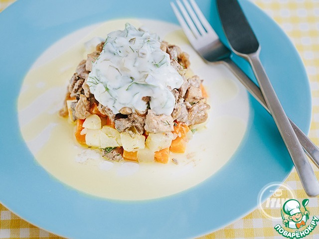 Теплый салат из мясного ассорти со свежей зеленью