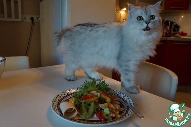 A light salad with grilled chicken