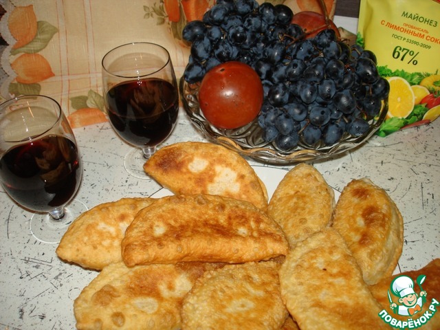 Mini-pasties with cheese and tomatoes