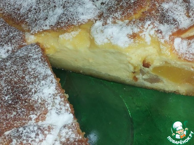 Apple pie with sour cream and vanilla pudding