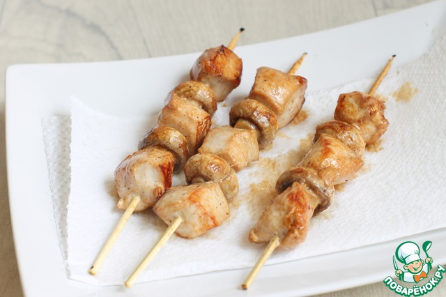 Chicken skewers with mushrooms