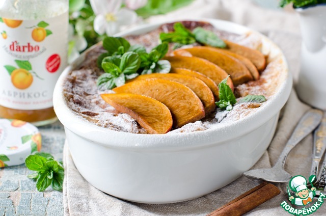 Oatmeal with peaches and apricot jam baked in the oven