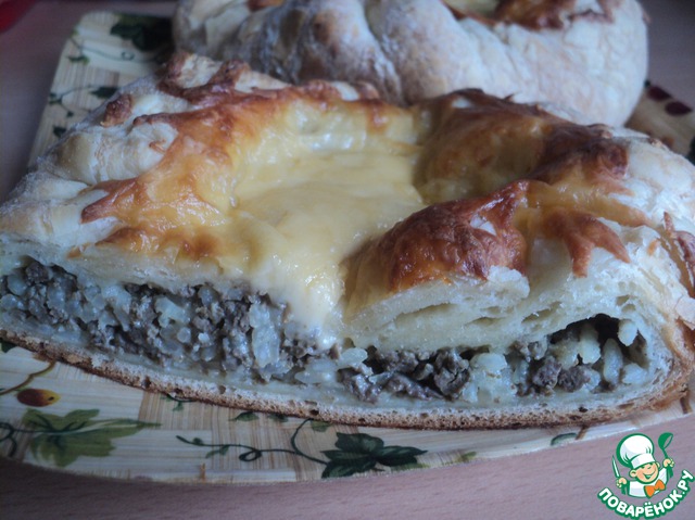 Puff pastry biscuit with liver, rice and cauliflower