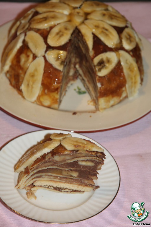 Pancake pie with chocolate and bananas