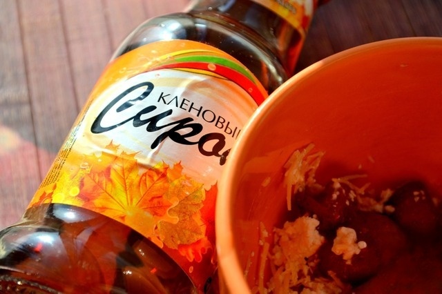 Блинчики с сырно-творожной начинкой и ягодами под кленовым сиропом