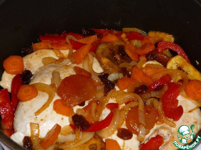 Chicken breast braised with dried fruit