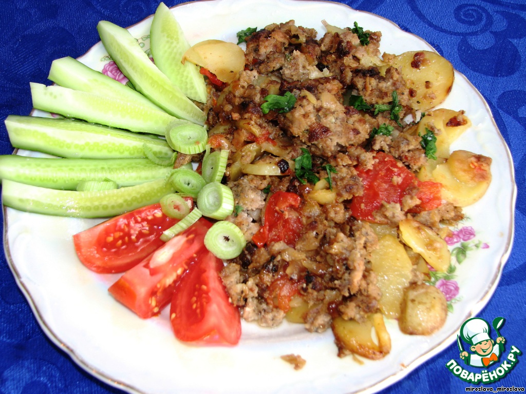 Young roasted potatoes with minced meat