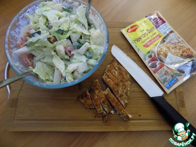 Salad with chicken, melon and vegetables