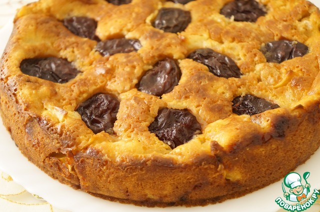 Apple and plum tart with sugar crust
