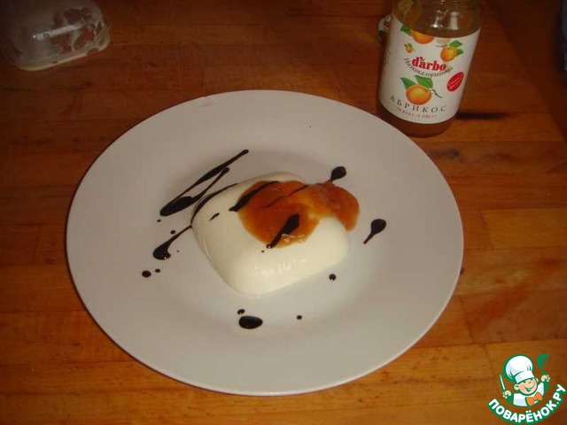 Classic Panna cotta with apricot jam