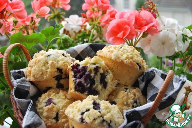 Muffins with blueberries and strategem