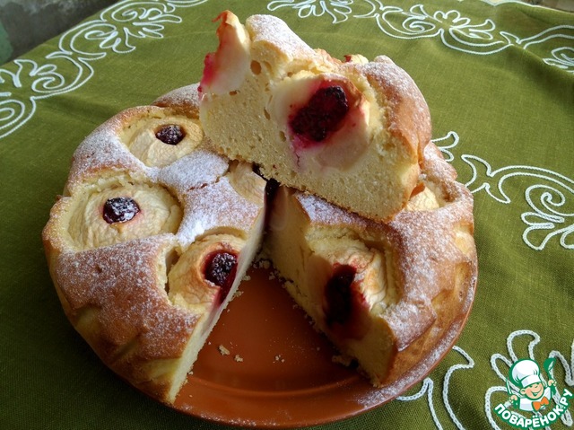 Pie with apples and blackberries