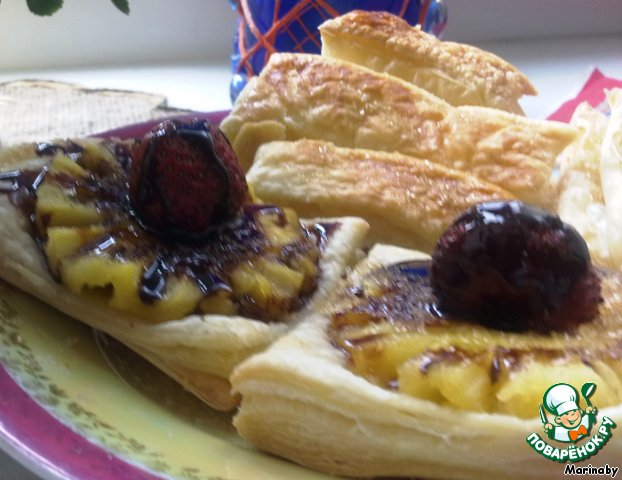Puff with pineapple and strawberries